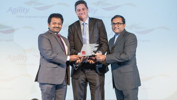 Sam Chacko (L) and Shaju Chacko Thanik from flydubai Cargo recieving the award
