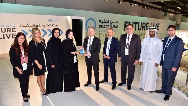 وفد من مطارات دبي، مكتب دبي الذكية ودو في جناح مكتب دبي الذكية.