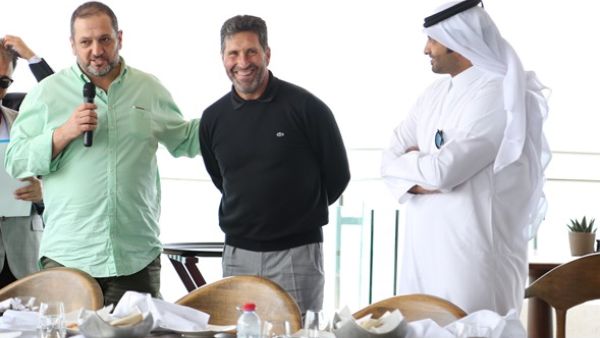 السيد صهيب كمال، مدير العمليات في إيه جي ميدل إيست، يستقبل بطل رياضة الجولف خوسيه ماريا أولازابال في مأدبة غداء عُقدت على شرف منتسبي "علِّم لأجل قطر"
