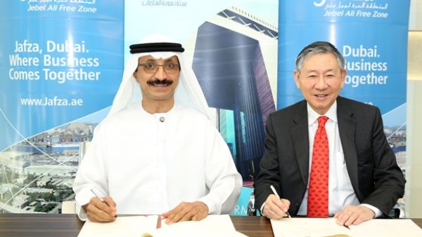 Sultan Ahmed bin Sulayem and Dr. Michael Hwang signing the MoU