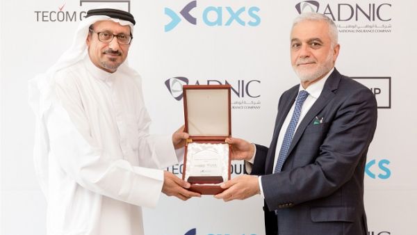 أحمد إدريس، الرئيس التنفيذي لشركة أبوظبي الوطنية للتأمين والدكتور أيوب كاظم، مدير عام مركز axs خلال توقيع الإتفاقيةز أحمد إدريس، الرئيس التنفيذي لشركة أبوظبي الوطنية للتأمين والدكتور أيوب كاظم، مدير عام مركز axs خلال توقيع الإتفاقيةز