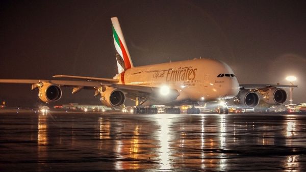 طائرة الإمارات الإيرباص A380في مطار دوموديدوفو في موسكو