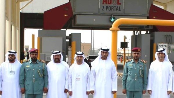 مدير عام جمارك أبوظبي أمام الجهاز الجديد يرافقه عدد من الشركاء الاستراتيجيين