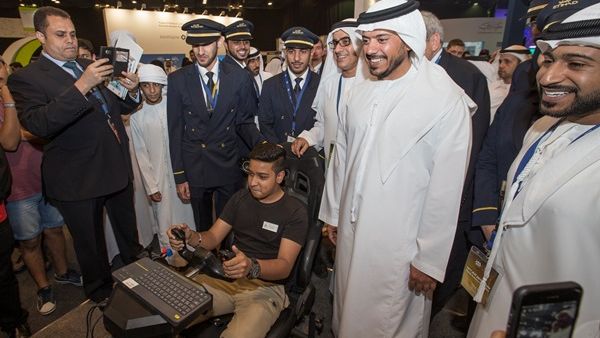 معالي الشيخ سلطان بن طحنون آل نهيان، العضو المنتدب لمجلس إدارة مؤسسة الإمارات يزور جناح مجموعة الاتحاد للطيران في فعالية بالعلوم نفكر 2017 في دبي