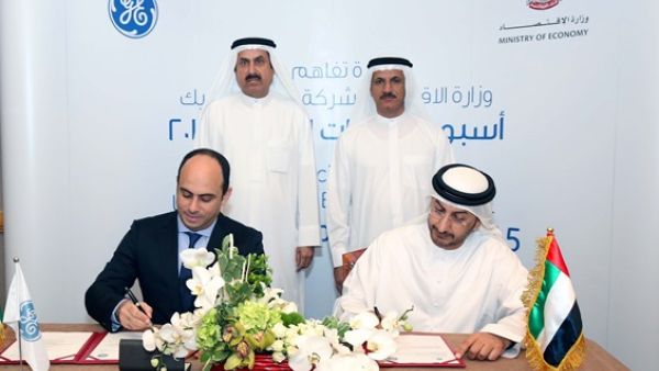 سعادة عبدالله بن أحمد آل صالح، وكيل وزارة الاقتصاد لشؤون التجارة الخارجية والصناعة مع الدكتور سامي كامل، المدير العام التسويق الاستراتيجي العالمي، جنرال إلكتريك للطاقة.