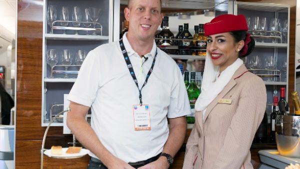 إيف مع إحدى مضيفات طيران الإمارات داخل  طائرة الإيرباص A380 في معرض دبي للطيران نوفمبر 2015