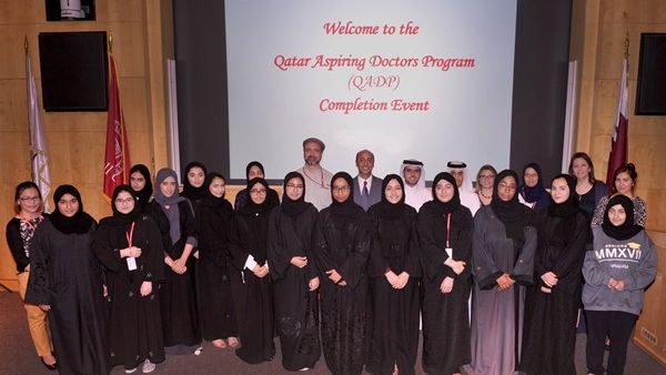 طلاب المرحلة الثانوية الذين أكملوا برنامج الطامحين لدراسة الطب في صورة تجمعهم ببعض أعضاء الهيئة التدريسية وموظفي وايل كورنيل للطب - قطر