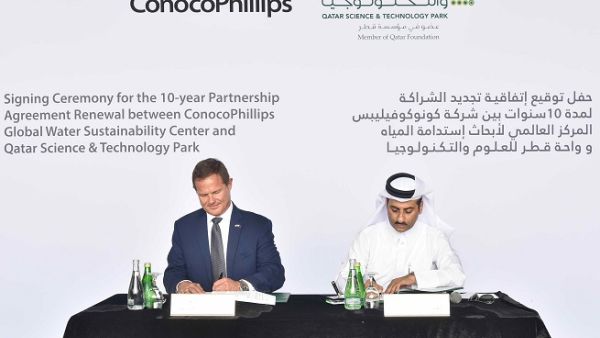 السيد يوسف عبدالرحمن صالح، المدير التنفيذي لواحة قطر للعلوم والتكنولوجيا، والسيد تود كريجر، رئيس وحدة أعمال كونوكو فيليبس في قطر، أثناء مراسم توقيع اتفاقية تجديد الشراكة.