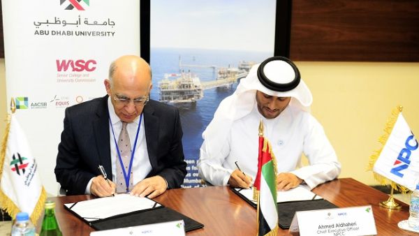 جانب من توقيع الإتفاقية جانب من توقيع الإتفاقية