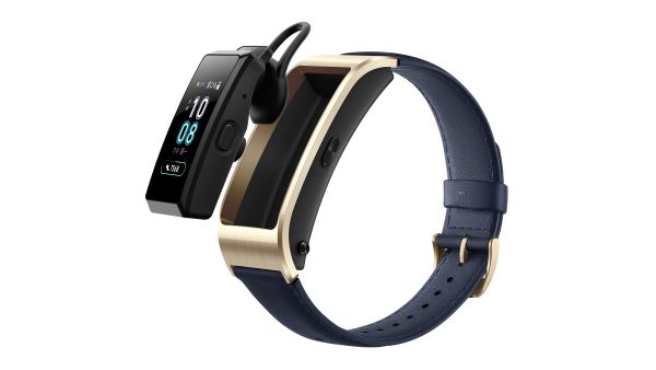 The HUAWEI TalkBand B5 is IP57 water and dust resistance so it works in rain and snow conditions. The HUAWEI TalkBand B5 is IP57 water and dust resistance so it works in rain and snow conditions.