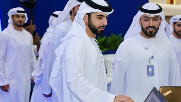 بدأ برنامج لامع عام 2015، ويهدف إلى تأهيل شباب المواطنين لقيادة صناعة الفعاليات، وهو ما يتفق مع الخطة الاستراتيجية لمركز دبي التجاري العالمي، في توطين صناعة الفعاليات.