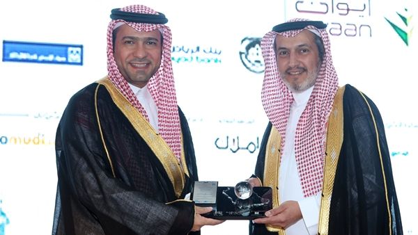 معالي وزير الإسكان يكرم بنك الجزيرة معالي وزير الإسكان يكرم بنك الجزيرة