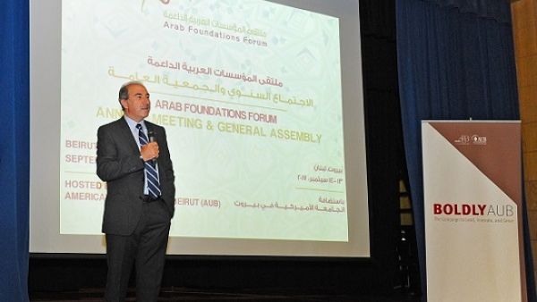 الدكتور عماد بعلبكي متحدثاً خلال جلسة الإفتتاح