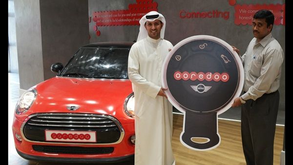 مدير أول الرعايات والتواصل الاجتماعي والمسؤولية الاجتماعية يوسف الشلال مع الفائز مدير أول الرعايات والتواصل الاجتماعي والمسؤولية الاجتماعية يوسف الشلال مع الفائز