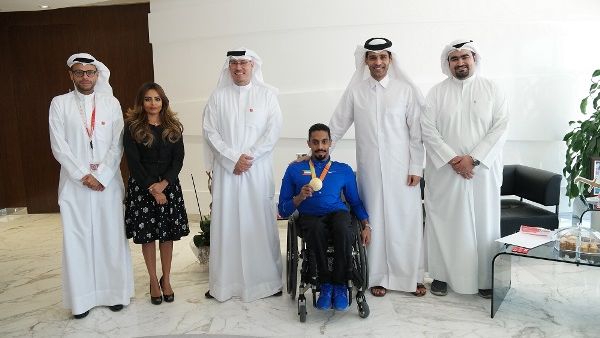 البطل الأولمبي أحمد المطيري مع المدير العام والرئيس التنفيذي الشيخ محمد بن عبدالله آل ثاني البطل الأولمبي أحمد المطيري مع المدير العام والرئيس التنفيذي الشيخ محمد بن عبدالله آل ثاني