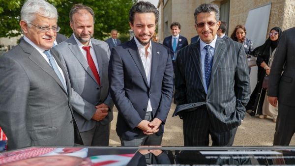 أثناء افتتاح محطة كينغز أكاديمي للطاقة الشمسية. أثناء افتتاح محطة كينغز أكاديمي للطاقة الشمسية.