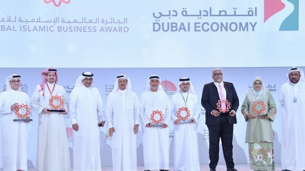 قام معالي المهندس سلطان المنصوري، بتكريم الفائزين بالجائزة العالمية الإسلامية للأعمال 2018.