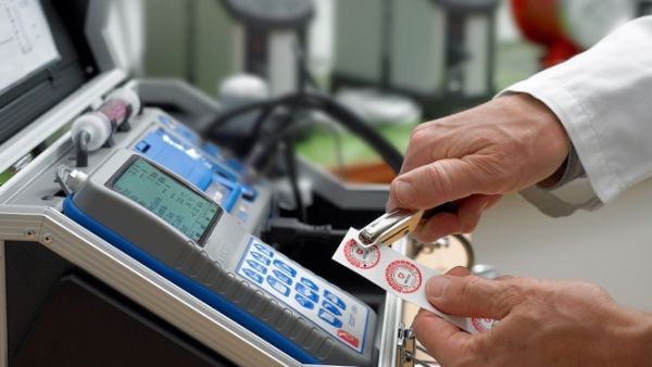 مواصفات تحققت من نحو 100 عينة من الأدوات الطبية.