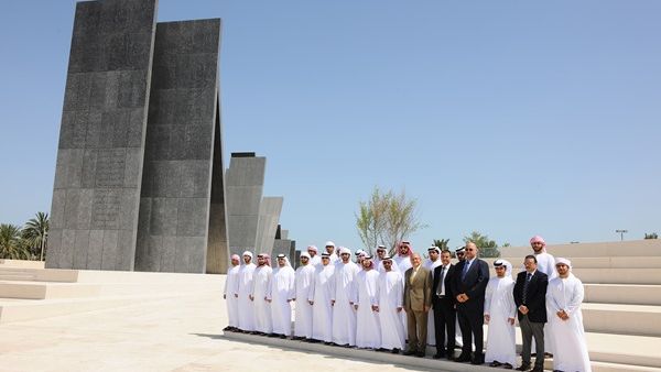 قام الوفد بجولة في واحة الكرامة شملت نصب الشهيد، وجناح الشرف الذي يحمل ألواحاً نقشت عليها آيات من القرآن الكريم بالإضافة إلى أسماء شهداء الإمارات البواسل.