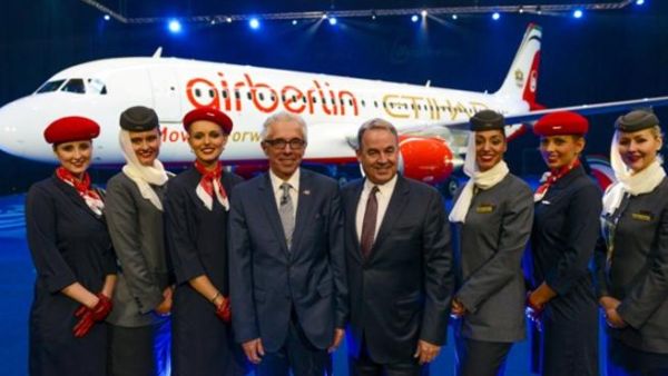 الرئيس التنفيذي لشركة طيران برلين ولفجانج بروك-شاور مع رئيس المجموعة والرئيس التنفيذي للاتحاد للطيران جيمس هوجن أثناء الاحتفال بتدشين الطائرة التي تحمل الألوان والشعارات الجديدة للشراكة بين الاتحاد للطيران وطيران برلين