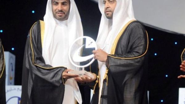 علي سعيد بن حرمل الظاهري، رئيس المجلس التنفيذي لجامعة أبوظبي يتسلم الجائزة