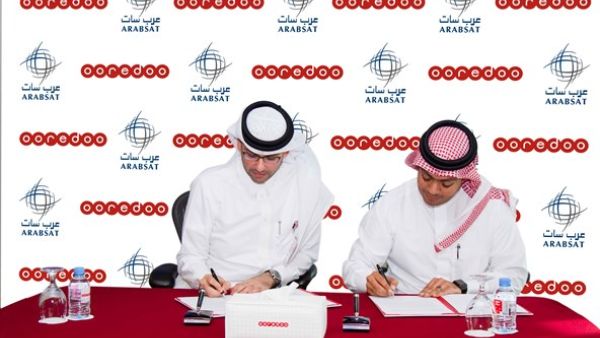 السيد أحمد عبد العزيز النعمة، رئيس المبيعات والخدمات في Ooredoo قطر، والسيد وائل البطي، مدير أول مبيعات في عربسات، خلال توقيع الاتفاقي السيد أحمد عبد العزيز النعمة، رئيس المبيعات والخدمات في Ooredoo قطر، والسيد وائل البطي، مدير أول مبيعات في عربسات، خلال توقيع الاتفاقي