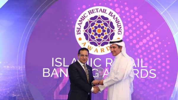 خالد العثمان أثناء تسلمه الجائزة