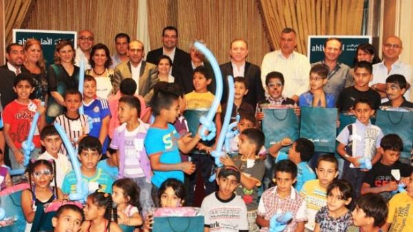 تخلل الإفطار فقرات ترفيهية موجهة للأطفال الأيتام، شملت عروض سحر، وعرضاً من المهرج، لإدخال البهجة إلى قلوبه