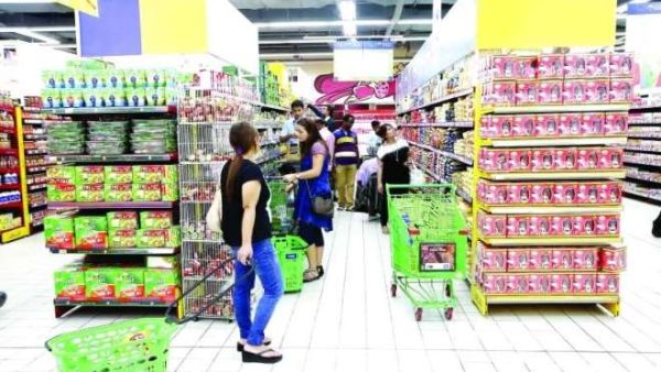 مراقبة شديدة على الأسعار وتطبيق الضريبة بمنافذ البيع في أنحاء الدولة. (البيان)