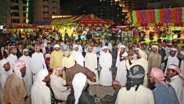 العروض الترفيهية في السوق الليلي