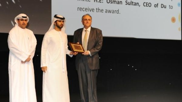 عثمان سلطان، الرئيس التنفيذي لـ "دو" يتسلم الجائزة