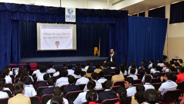 du Educates Students on the Importance of Cyber Safety in the UAE