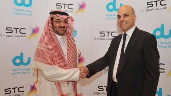 عبد الحميد الحمد، مدير عام التسويق لدى شركة الاتصالات السعودية (يمين) وخالد طبارة، نائب الرئيس علاقات مشغلي الإتصالات الدوليين