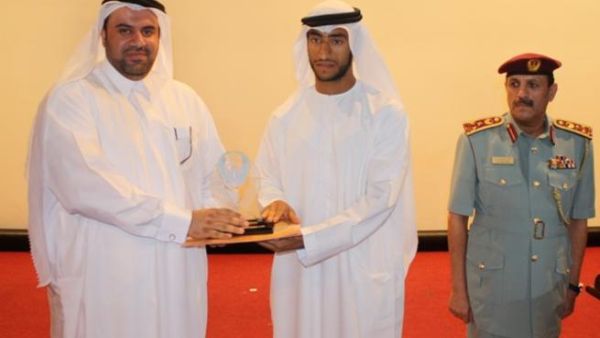 الشيخ عبدالله بن حمد بن سيف الشرقي وسعادة قائد عام شرطة الفجيرة العميد محمد أحمد بن غانم الكعبي يقدم درع تذكاري لـ أحمد أبورحيمة نائب الرئيس للعلاقات الحكومية في دو