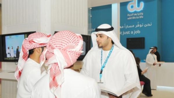 موظف دو يقدم الاستشارة للطلاب المشاركين في معرض توظيف 2011