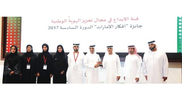 خلال تسلم الجائزة خلال تسلم الجائزة