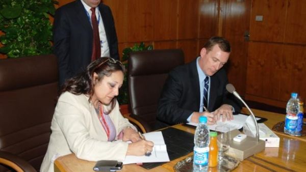 Olfat Ezzat, Chairman Assistant for HR & ENPPI Academy, and David Kraft, Middle East and Africa Sales Director for Emerson Process Management signing the MoU