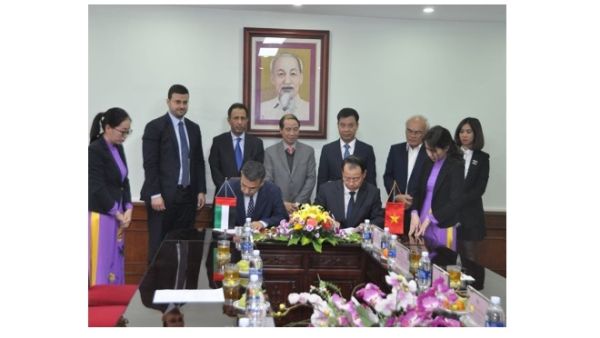 جانب من توقيع الاتفاقية