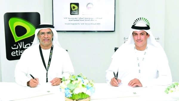 وقع المذكرة سلطان الظاهري مدير عام اتصالات بالإنابة منطقة أبوظبي، وسعيد السويدي المدير العام لشركة أبوظبي للتوزيع.
