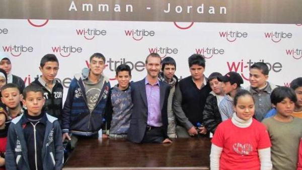 صورة جماعية للأطفال المشاركين مع Nick Vujicic
