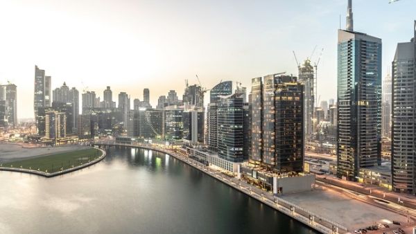 سيكتسي الفندق بحلّة الميلاد الدافئة مرحبًا داعيًا ضيوفه لتناول الطعام في صالاته المثالية للقاء العائلة والأصدقاء كاتبًا ذكرى سعيدة لضيوفه ورواده.