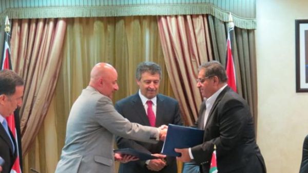 الحديدي وقنب يوقعان الاتفاقية بحضور القطامين واللوزي