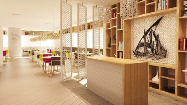 يحتل فندق إيبيس ستايلز موقعاً استراتيجياً في قلب المنطقة الدبلوماسية والاقتصادية في المنامة، ويتيح خدماته للزائرين الذين يبحثون عن تجربة إقامة فندقية مميزة وبأسعار معقولة.