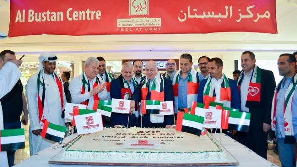 استمع الحضور للنشيد الوطني الإماراتي وجرت مراسيم تقطيع قالب الحلوى فرحًا وابتهاجًا بالمناسبة تبعها تقديم القهوة العربية للزوار لاستعراض عادات الضيافة العربية الأصيلة.