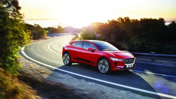 سيارة I-PACE من جاغوار مجهزة بالجيل الجديد من تقنيات الذكاء الاصطناعي. سيارة I-PACE من جاغوار مجهزة بالجيل الجديد من تقنيات الذكاء الاصطناعي.