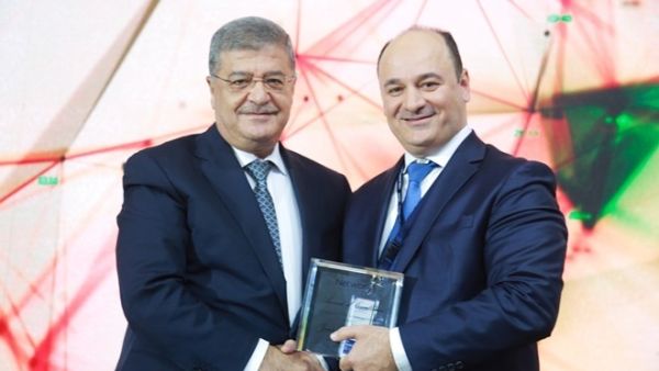 تسلم الجائزة الرئيس التنفيذي المدير العام للبنك، السيد محمد موسى داود