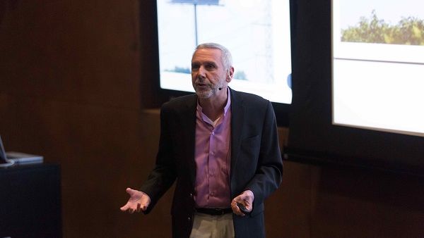 Lawrence Pintak, founding dean and professor of the Edward R. Murrow College of Communication at Washington State University, talks about Islam in the U.S., in a lecture at NU-Q.