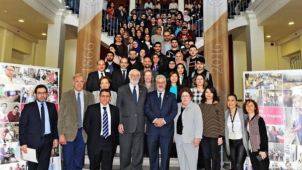 اختتم العرض بصورة تذكارية، وجولة للمستشار ستال ومسؤولو الوكالة الأميركية للتنمية الدولية يرافقهم رئيس الجامعة ووكيل الشؤون الأكاديمية. اختتم العرض بصورة تذكارية، وجولة للمستشار ستال ومسؤولو الوكالة الأميركية للتنمية الدولية يرافقهم رئيس الجامعة ووكيل الشؤون الأكاديمية.