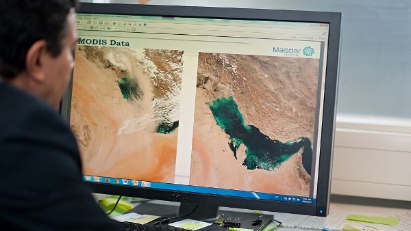أحد الباحثين في معهد مصدر للعلوم والتكنولوجيا
