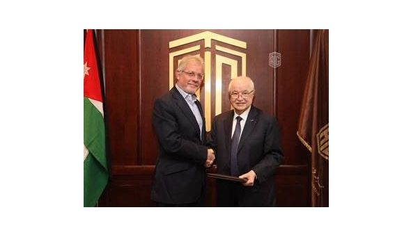 وقع الاتفاقية فواز حاتم الزعبي وطلال أبوغزاله.